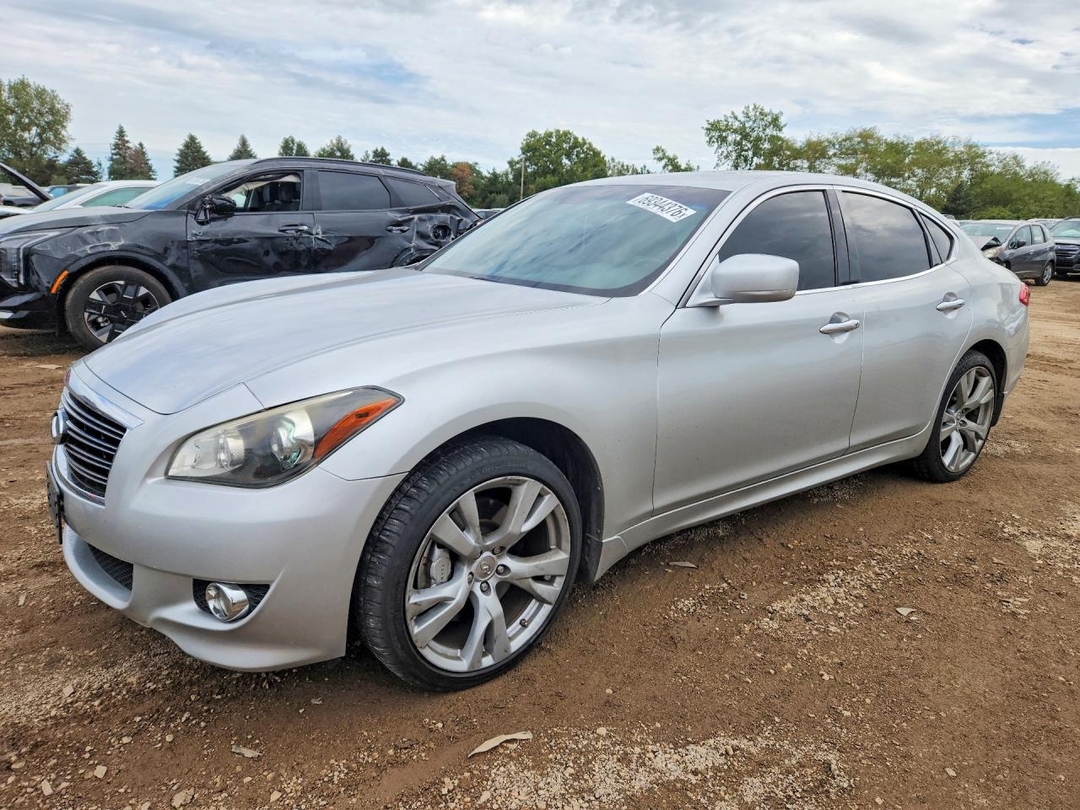 منظر 2013 INFINITI M37 X، زاوية 1