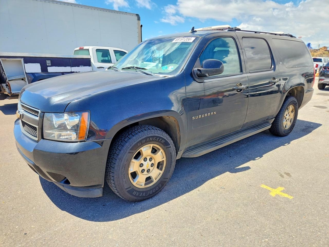 Вид 2011 CHEVROLET SUBURBAN K1500 LT, угол 1
