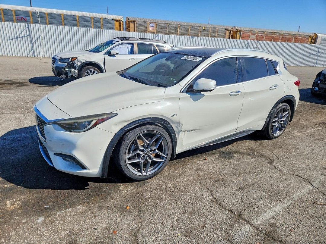 منظر 2018 INFINITI QX30 ESSENTIAL، زاوية 1