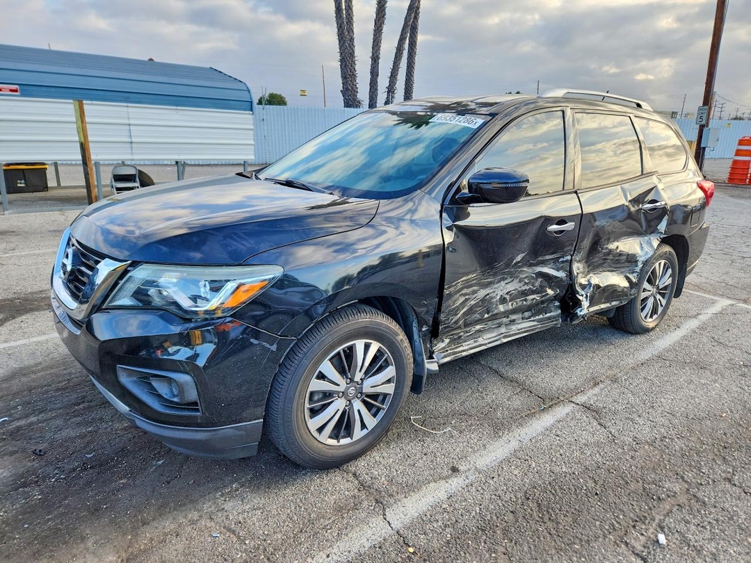 Vue de 2017 NISSAN PATHFINDER S, angle 1