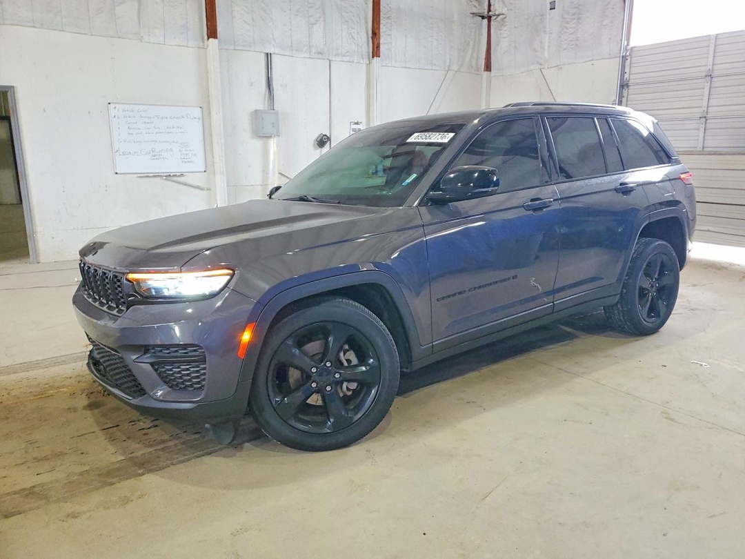 Vista de 2023 JEEP GRAND CHEROKEE LAREDO, ángulo 1
