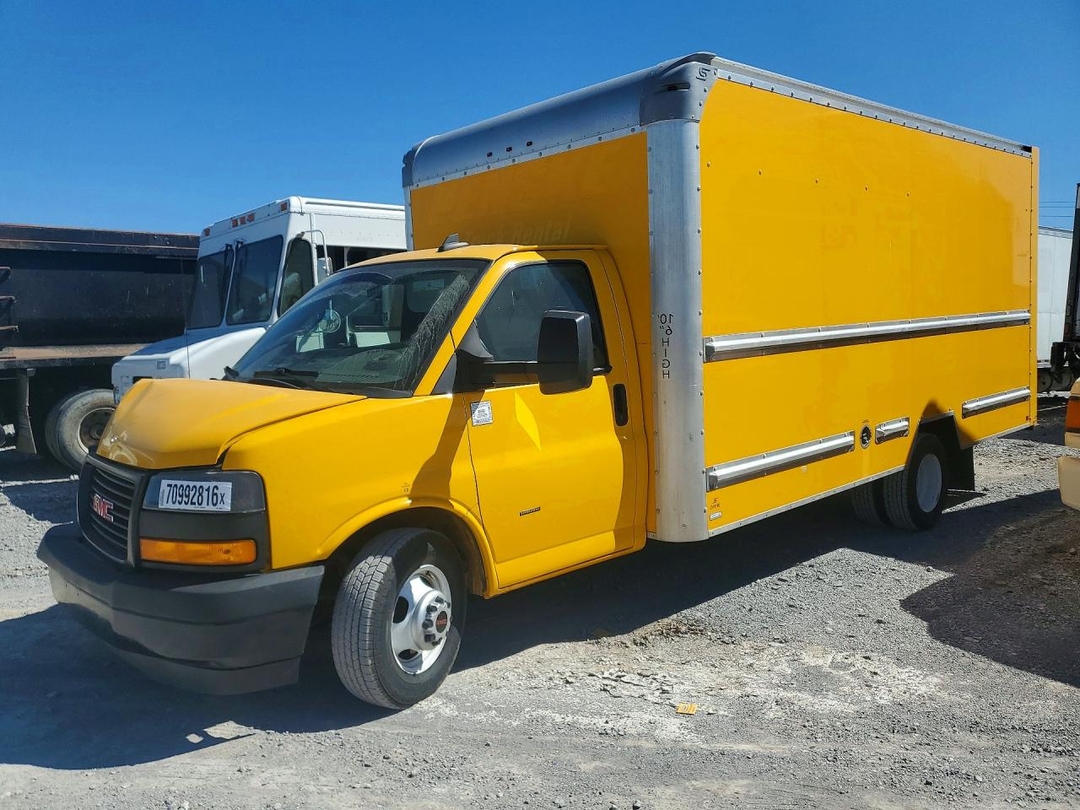 منظر 2021 GMC SAVANA BOX TRUCK، زاوية 1