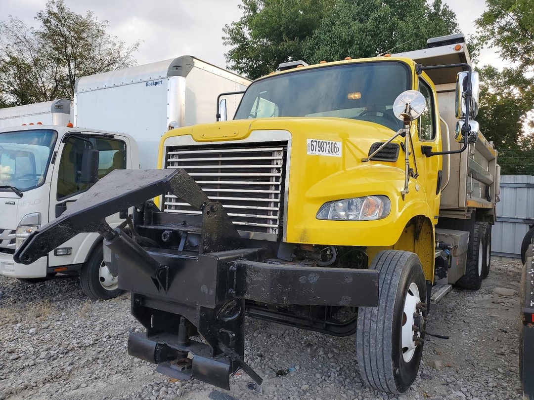 Vista de 2011 FREIGHTLINER BUSINESS CLASS M2 DUMP TRUCK, ángulo 1