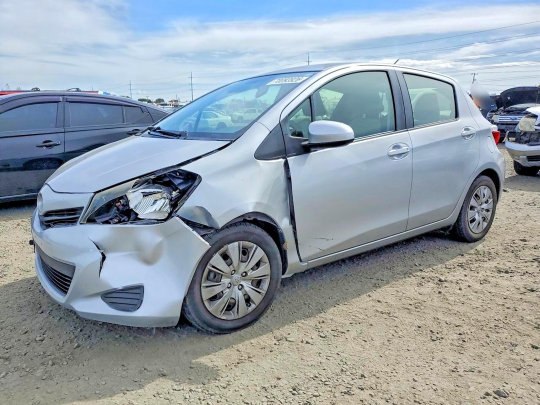 Vista de 2014 TOYOTA YARIS 5-DOOR L, ángulo 1