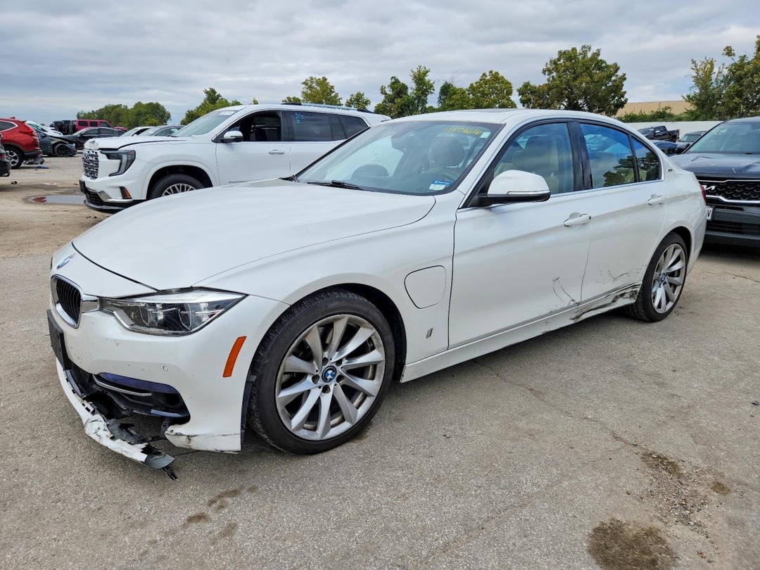 منظر 2017 BMW 330E، زاوية 1