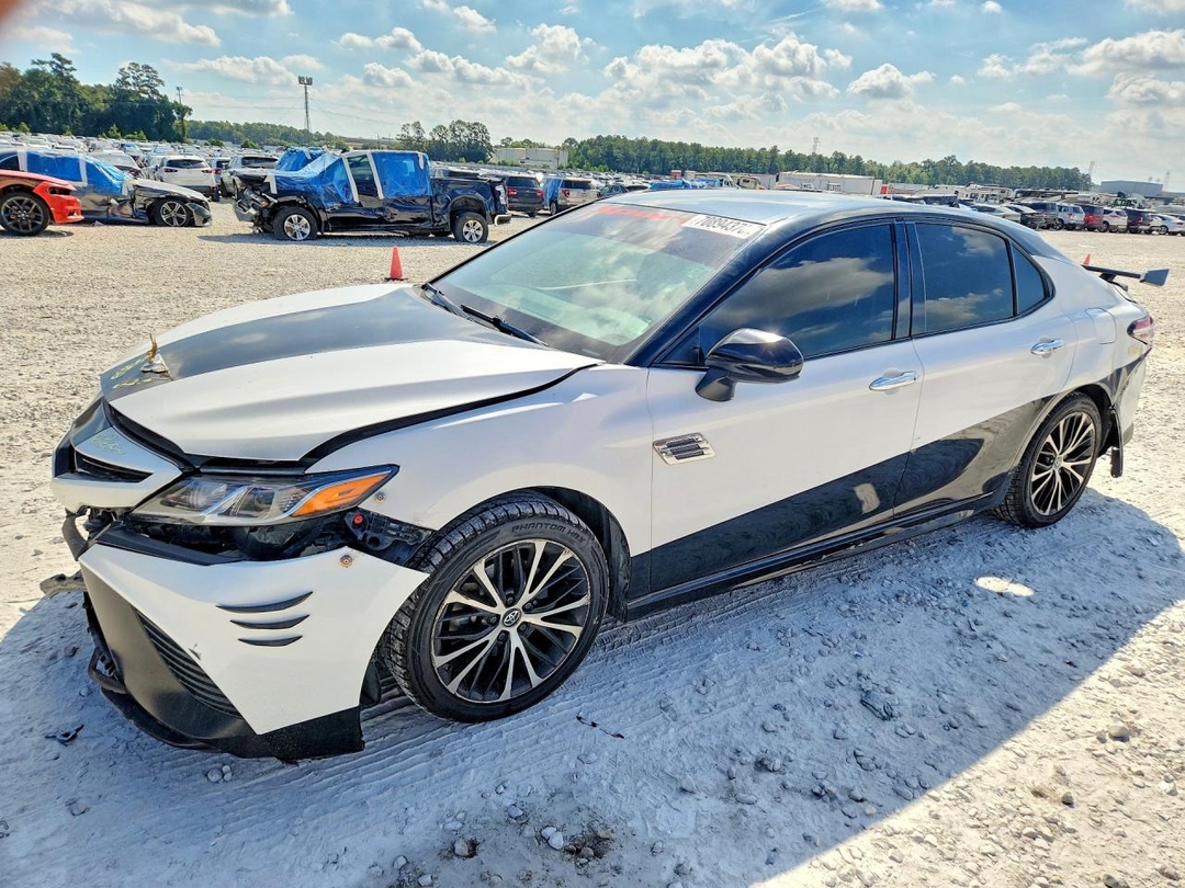 Vue de 2018 TOYOTA CAMRY SE, angle 1