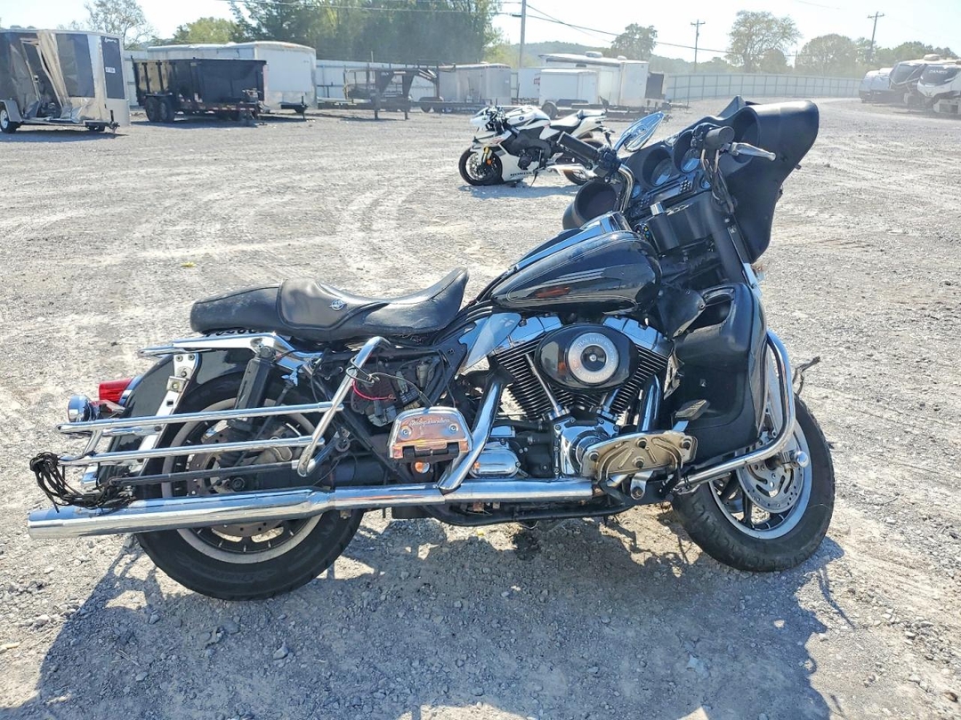 Вид 2004 HARLEY-DAVIDSON FLHTCI, угол 1