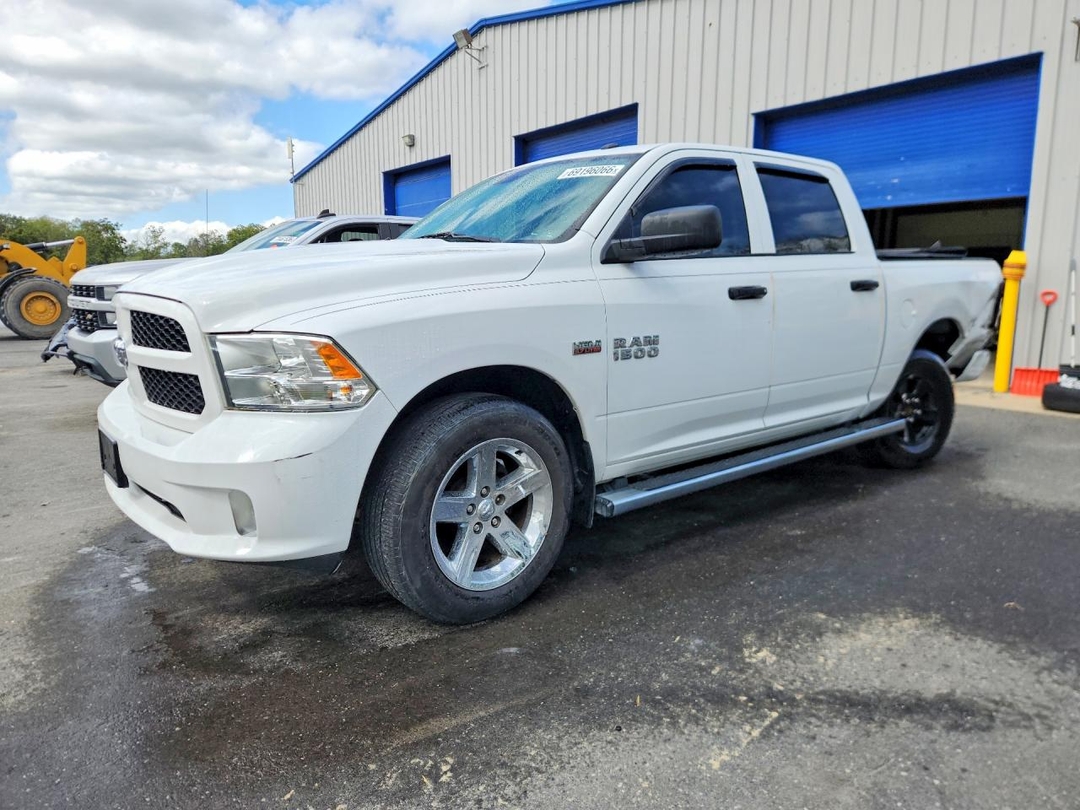Vue de 2018 RAM 1500 ST, angle 1