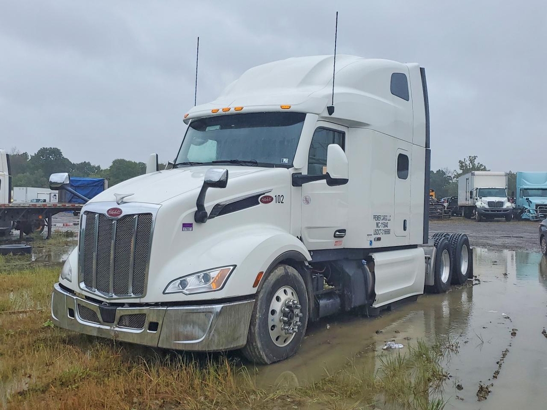 Вид 2023 PETERBILT 579, угол 1