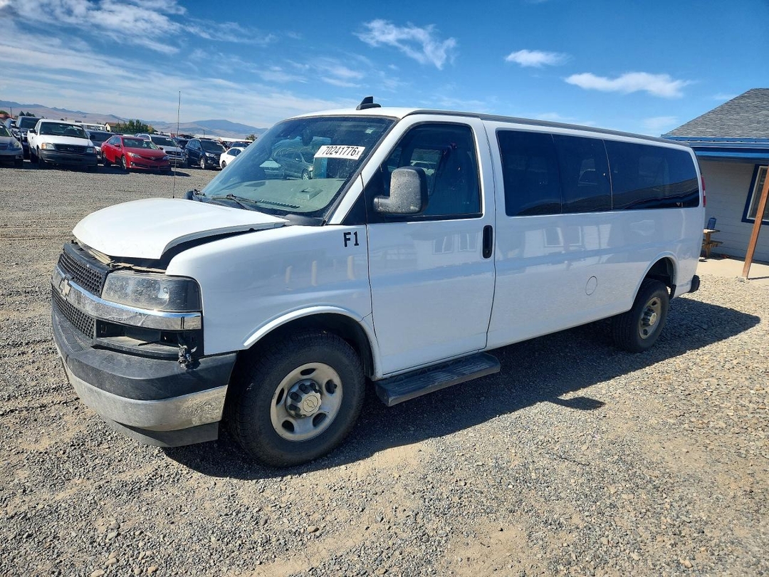 Vue de 2022 CHEVROLET EXPRESS G3500 LT, angle 1