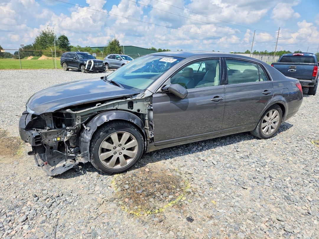 Vue de 2005 TOYOTA AVALON XLS, angle 1