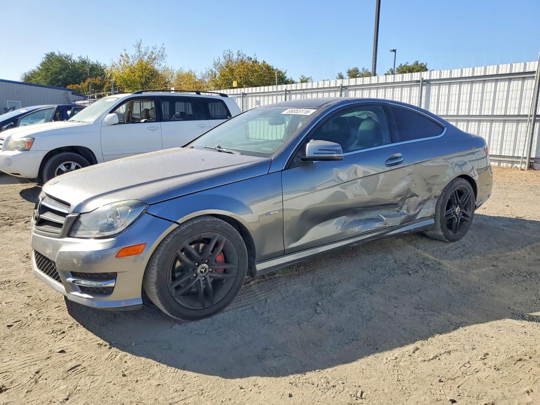 Vue de 2012 MERCEDES-BENZ C 250, angle 1
