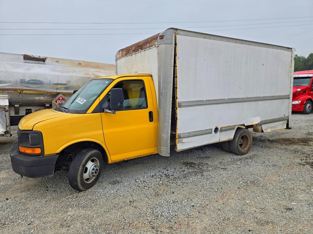 Vue de 2005 GMC SAVANA BOX TRUCK, angle 1