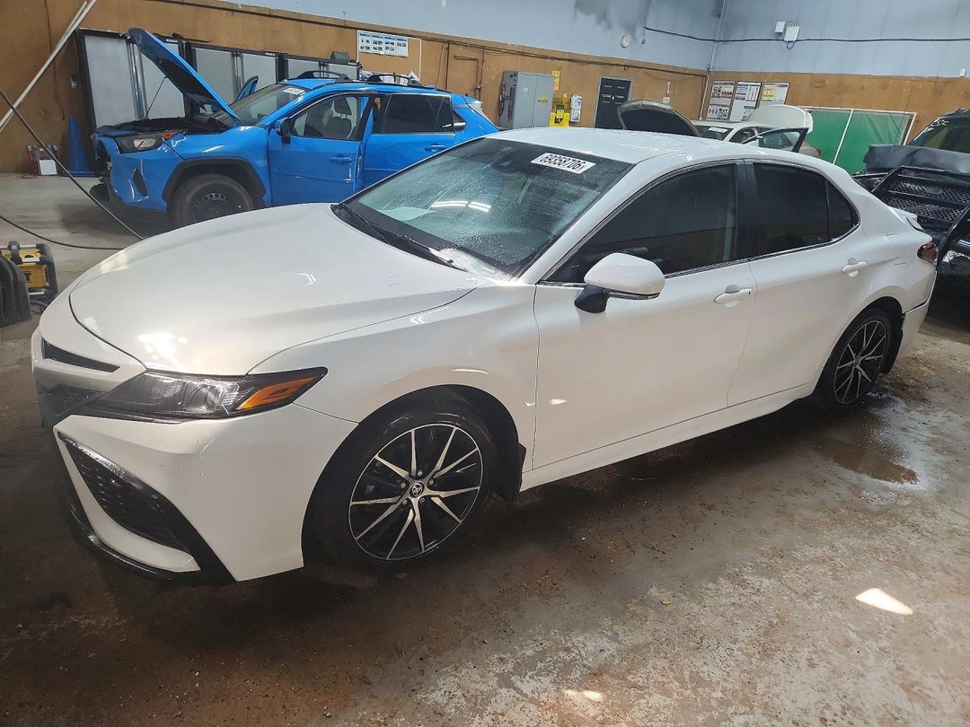 Vue de 2023 TOYOTA CAMRY SE, angle 1