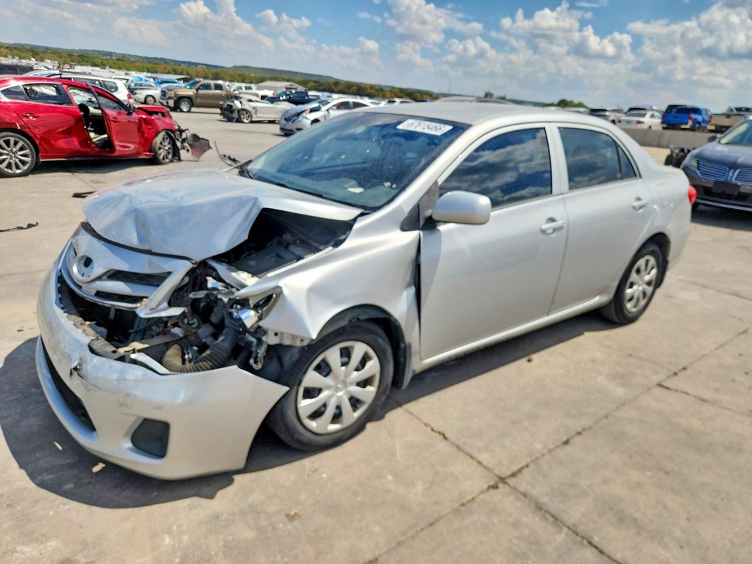Vista de 2013 TOYOTA COROLLA L, ángulo 1
