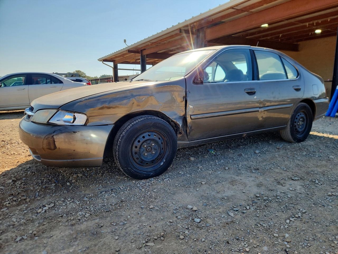 Вид 1999 NISSAN ALTIMA XE, угол 1