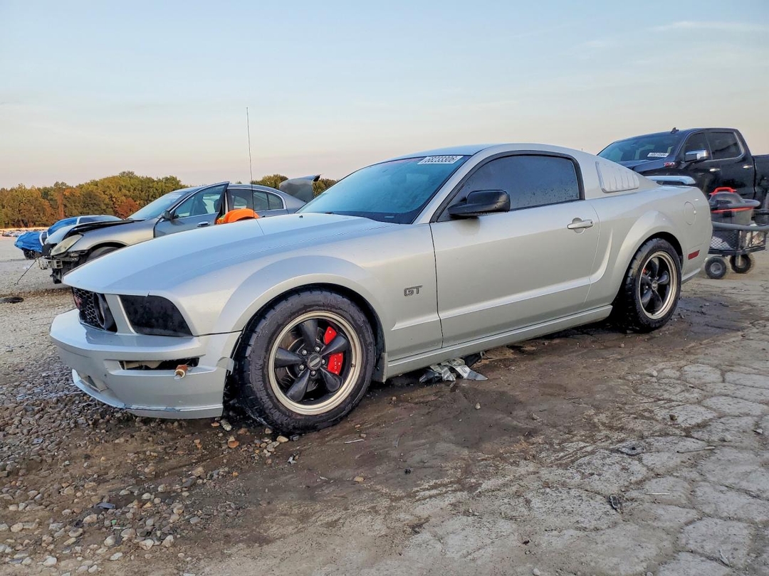 Vue de 2006 FORD MUSTANG GT, angle 1