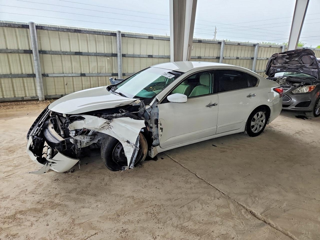 Vue de 2015 NISSAN ALTIMA 2.5 S, angle 1
