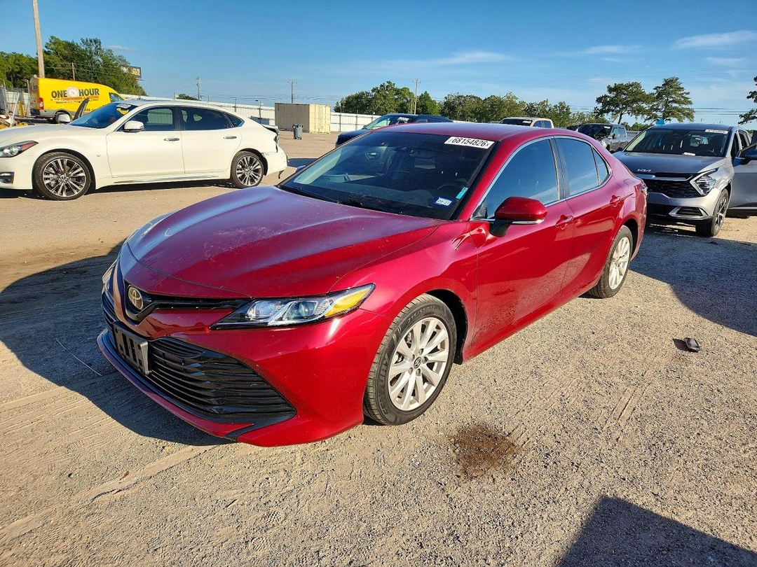 Вид 2020 TOYOTA CAMRY LE, угол 1