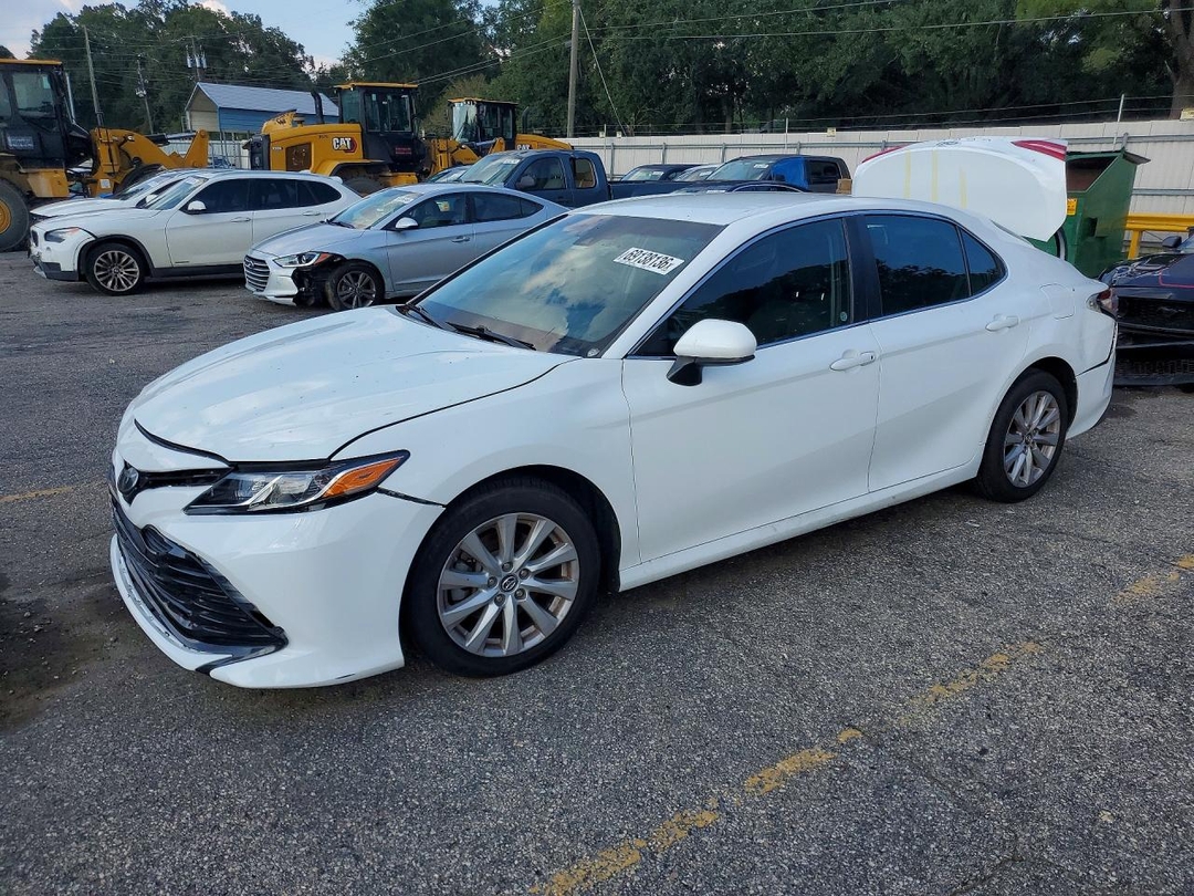 Vue de 2018 TOYOTA CAMRY LE, angle 1