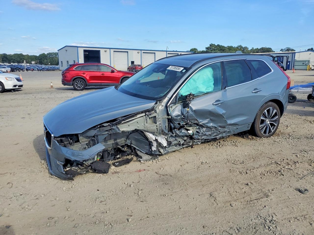 Vue de 2022 VOLVO XC60 B5 MOMENTUM, angle 1