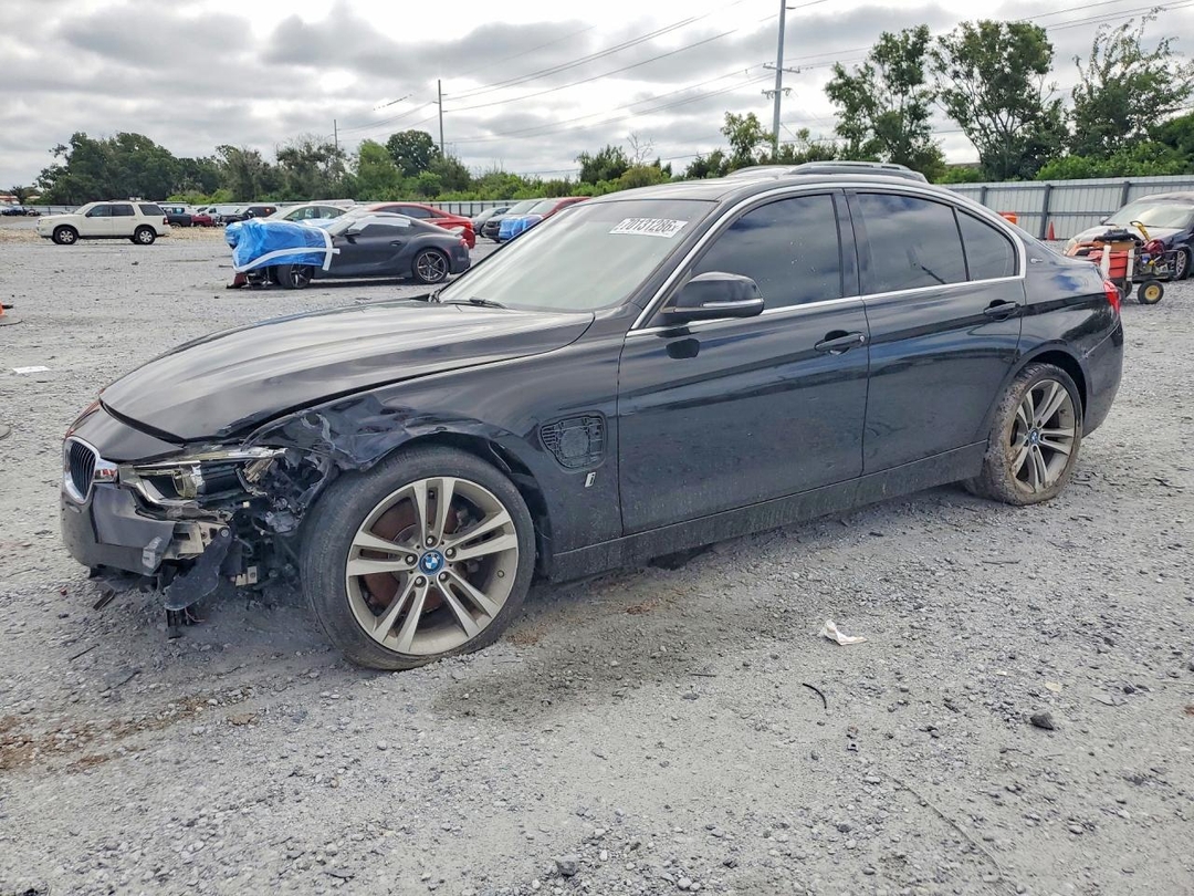 Вид 2018 BMW 330E, угол 1