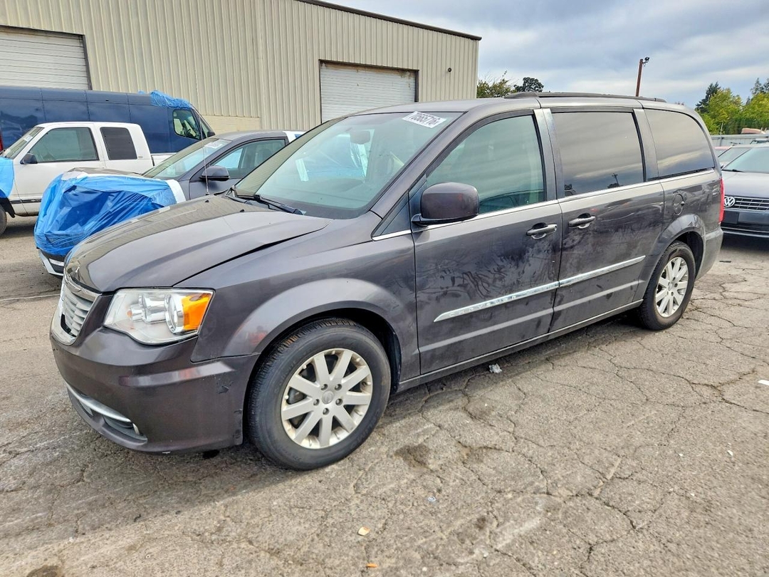 Vue de 2016 CHRYSLER TOWN &amp; COUNTRY TOURING, angle 1