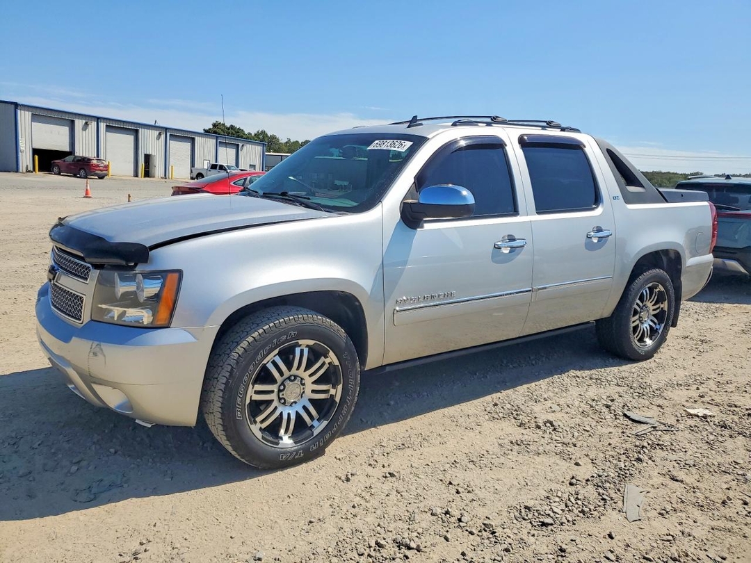 Вид 2010 CHEVROLET AVALANCHE LTZ, угол 1