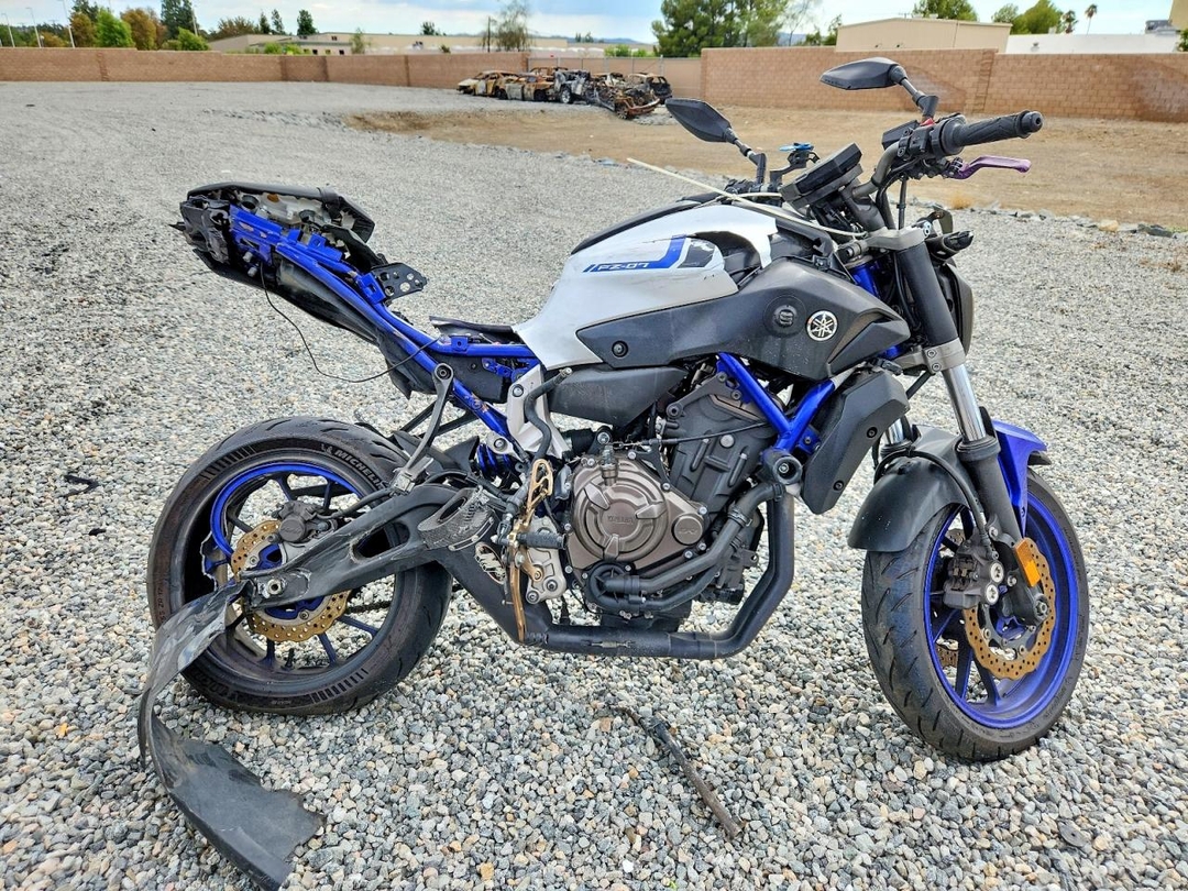 Vedere 2016 YAMAHA FZ07 C, unghi 1