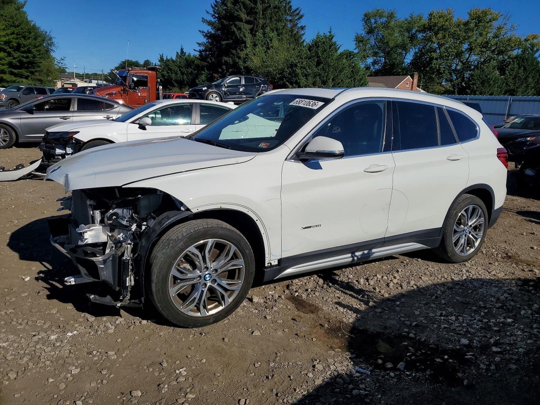 منظر 2017 BMW X1 XDRIVE28I، زاوية 1