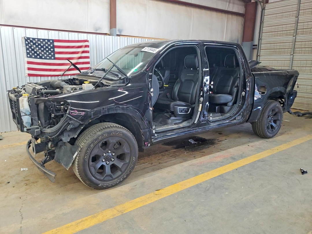Vista de 2021 RAM 1500 LARAMIE, ángulo 1