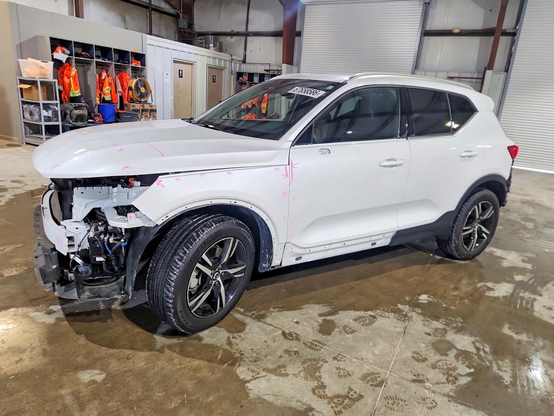 Вид 2025 VOLVO XC40 CORE, угол 1