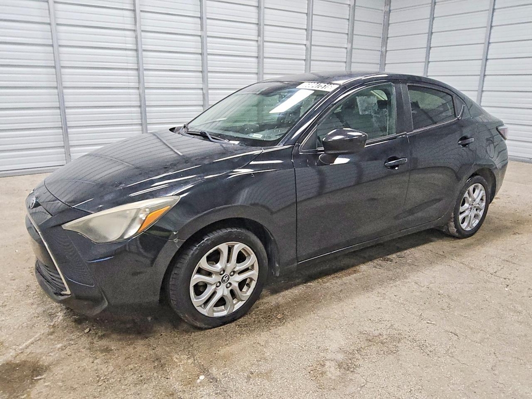Vue de 2017 TOYOTA YARIS IA BASE, angle 1