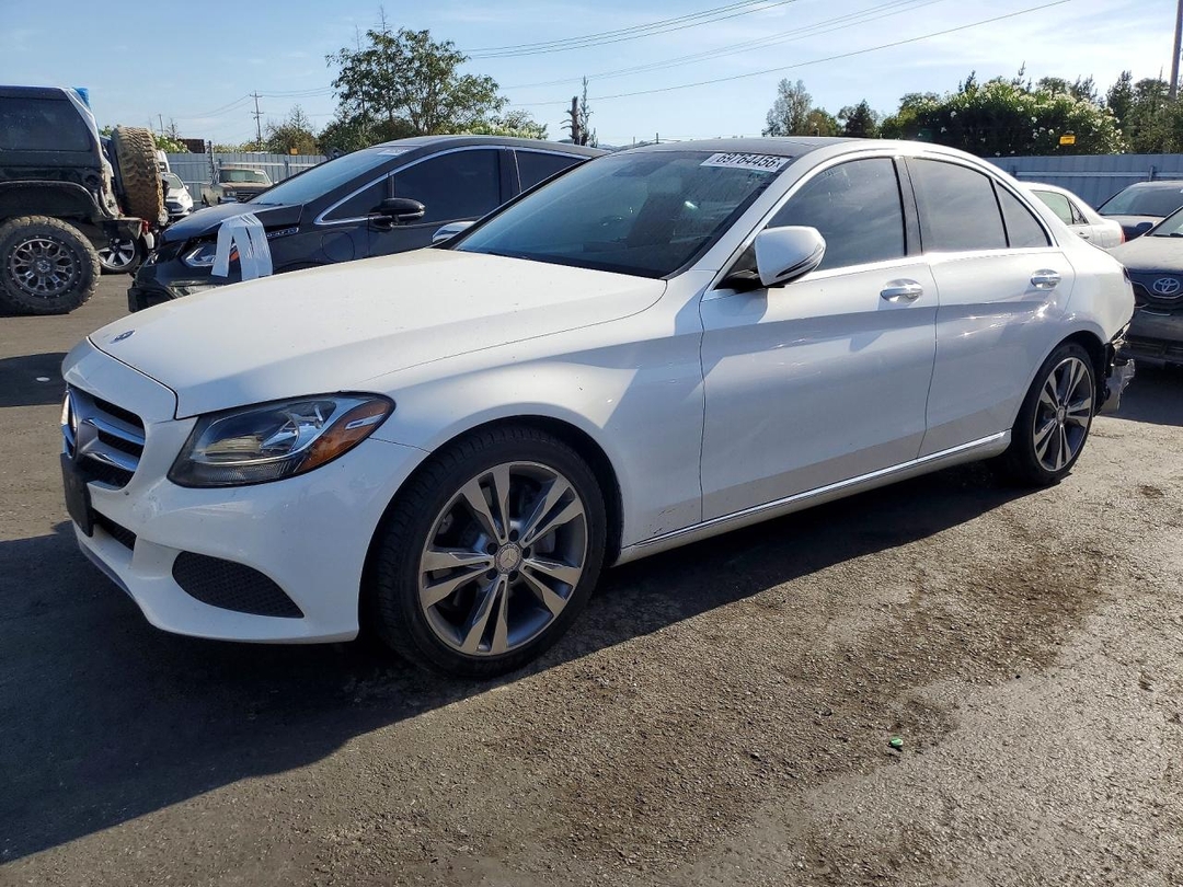 Vue de 2016 MERCEDES-BENZ C 300, angle 1