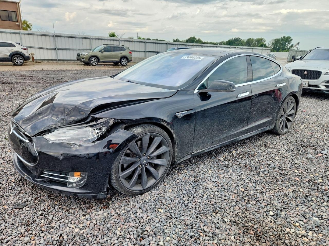 Вид 2013 TESLA MODEL S, угол 1