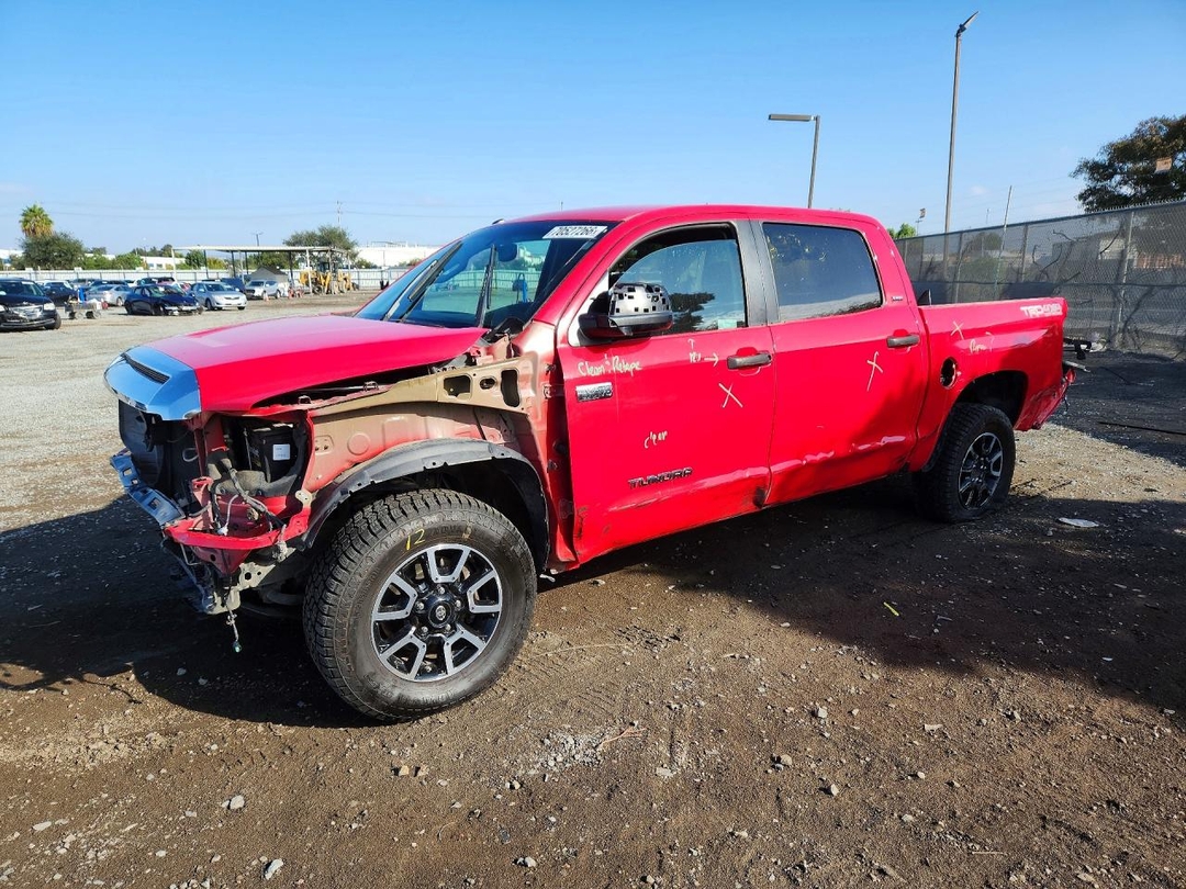 Vue de 2015 TOYOTA TUNDRA SR5, angle 1