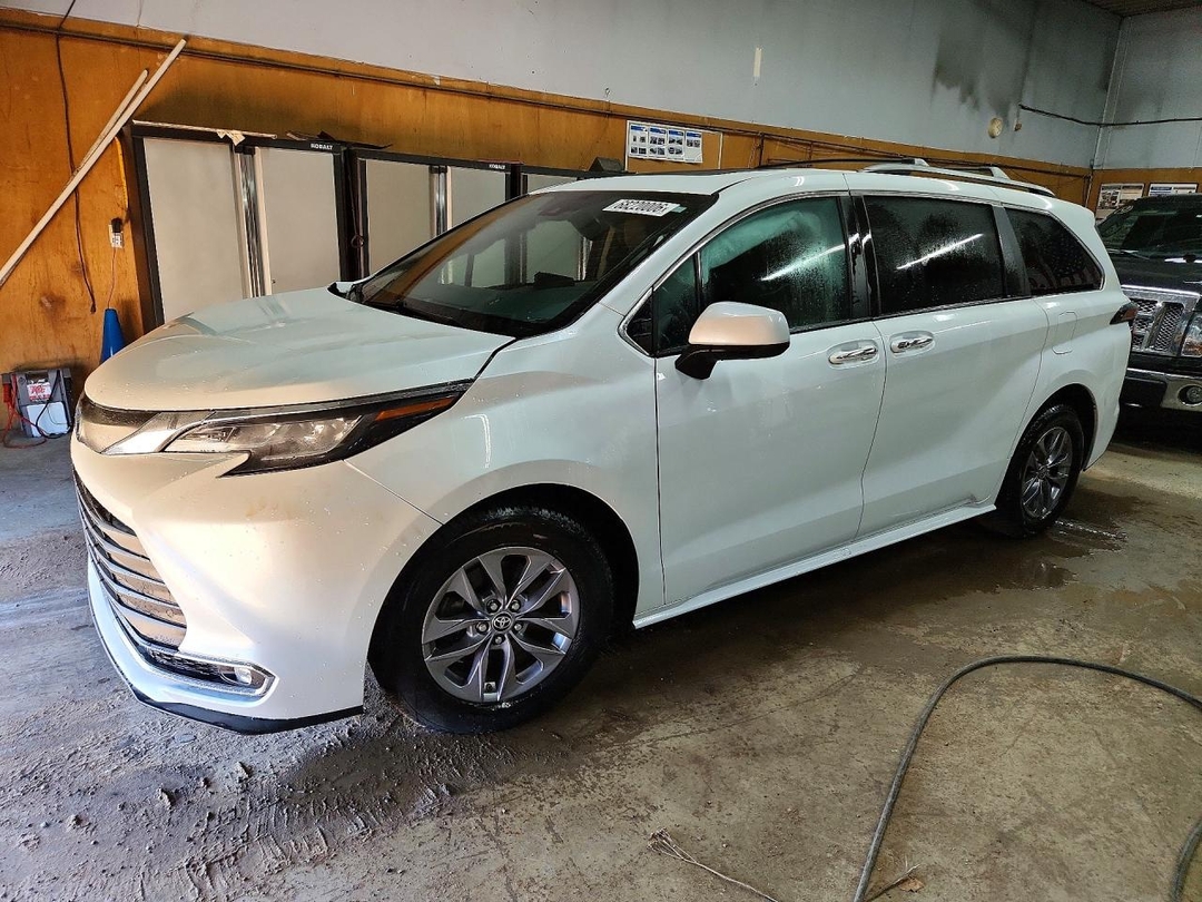 Vue de 2023 TOYOTA SIENNA XLE, angle 1