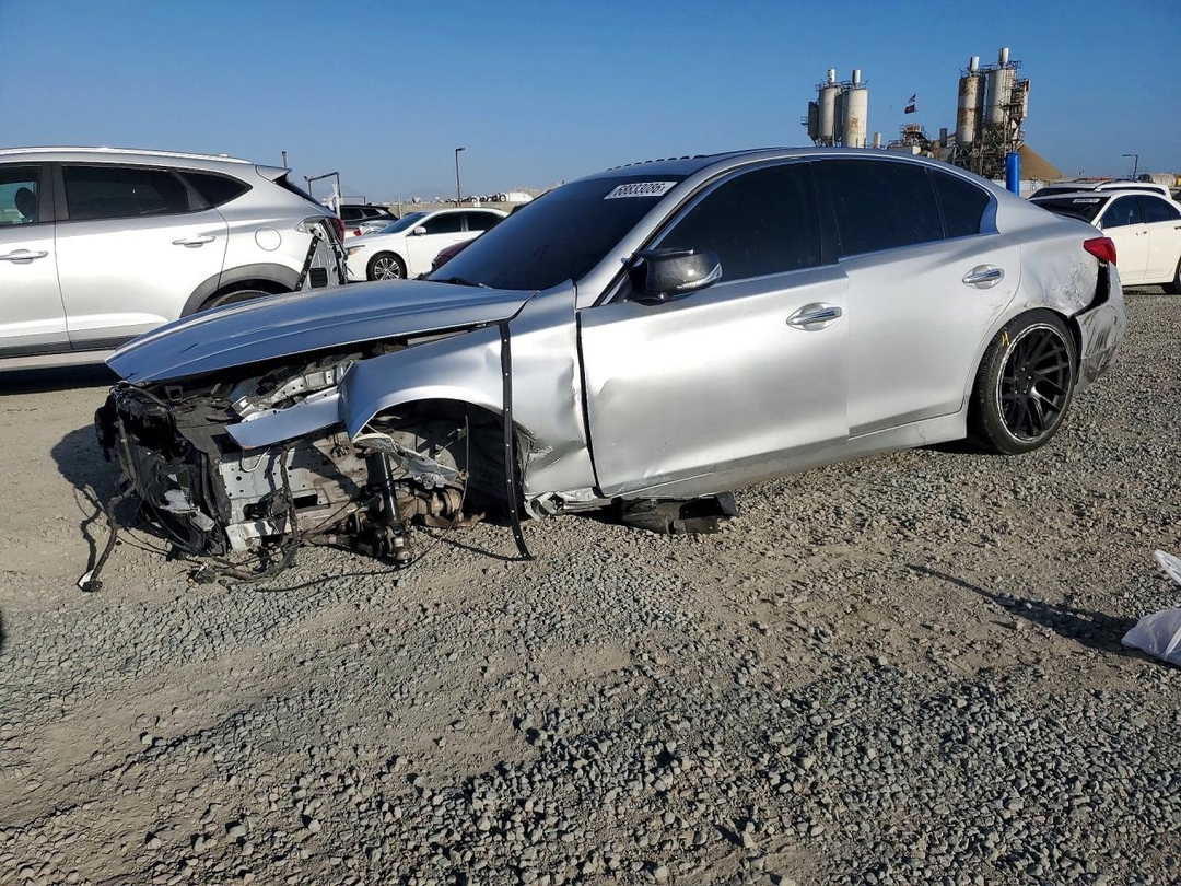 Vue de 2015 INFINITI Q50 PREMIUM, angle 1
