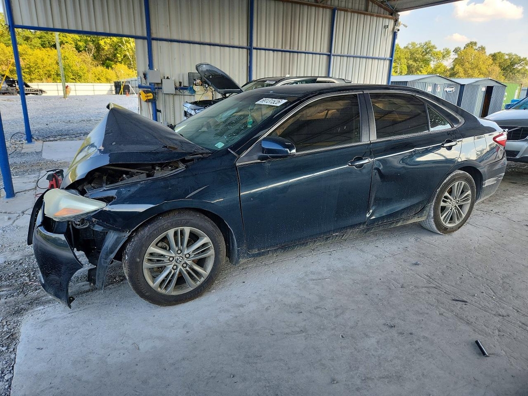 Vue de 2015 TOYOTA CAMRY SE, angle 1