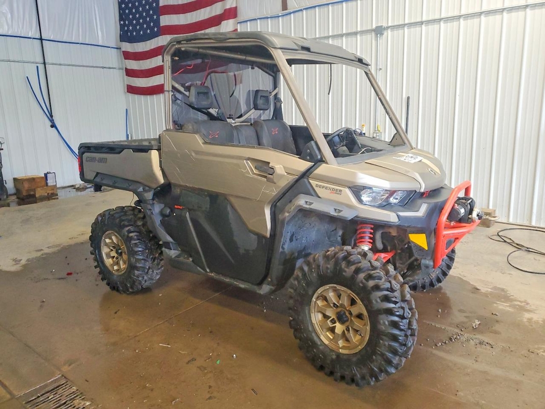 Вид 2023 CAN-AM DEFENDER UTILITY VEHICLE, угол 1