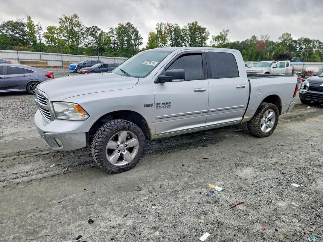 Vue de 2014 RAM 1500 SLT, angle 1