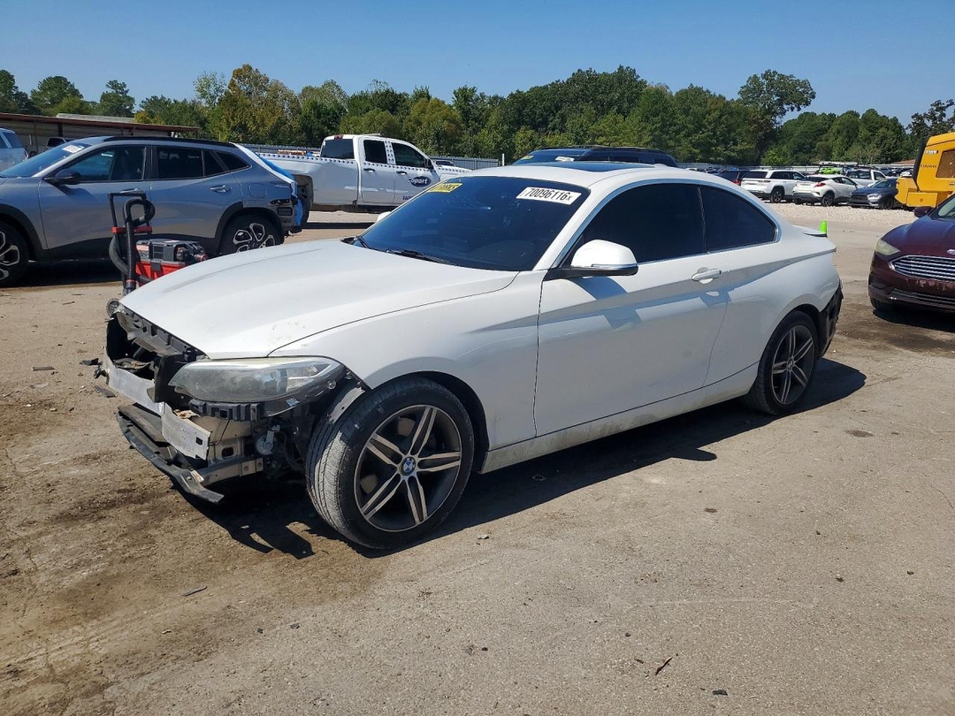 Вид 2017 BMW 230I, угол 1