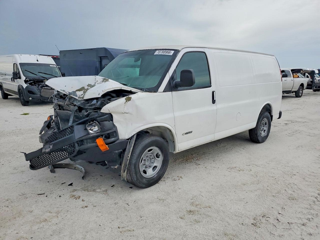 Vue de 2005 CHEVROLET EXPRESS G2500, angle 1