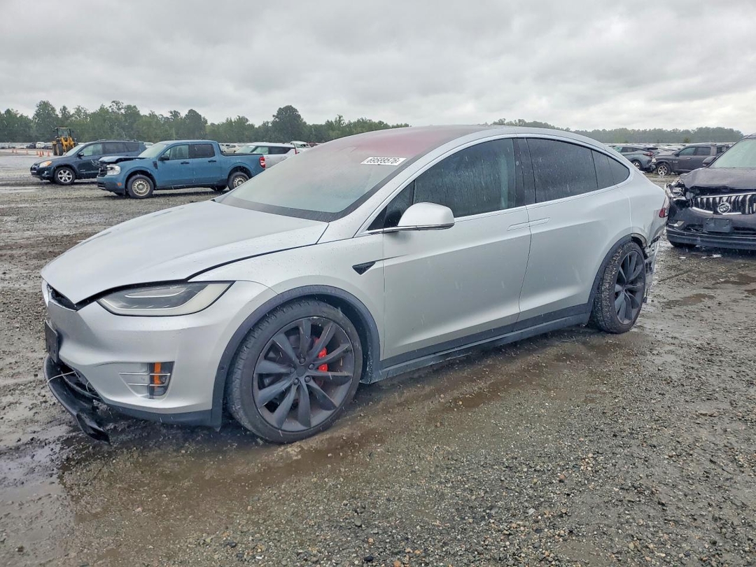 Vue de 2017 TESLA MODEL X, angle 1