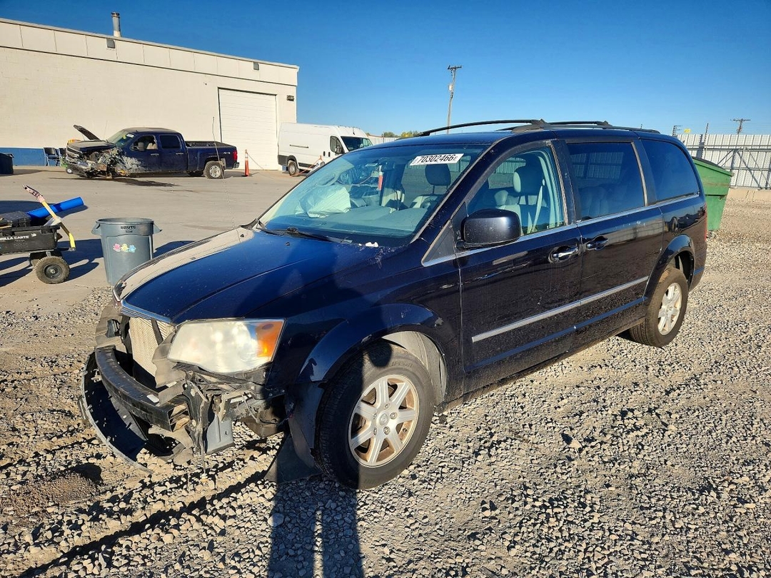 Vue de 2010 CHRYSLER TOWN &amp; COUNTRY TOURING, angle 1