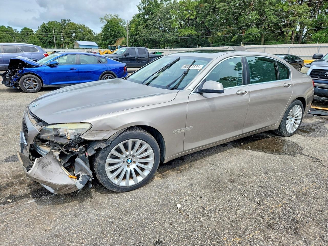 Vue de 2012 BMW 750 LI, angle 1