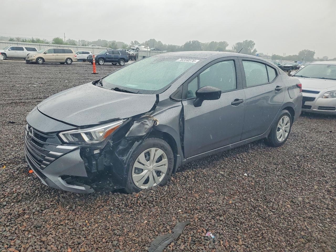 Вид 2024 NISSAN VERSA S, угол 1