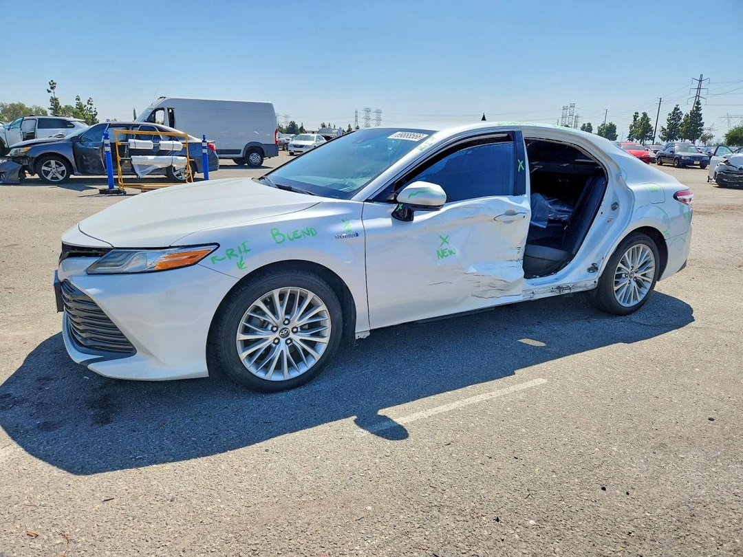 Vue de 2019 TOYOTA CAMRY HYBRID XLE, angle 1