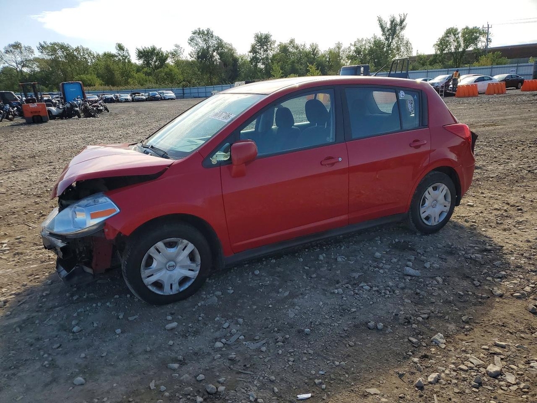 Вид 2011 NISSAN VERSA 1.8 S, угол 1