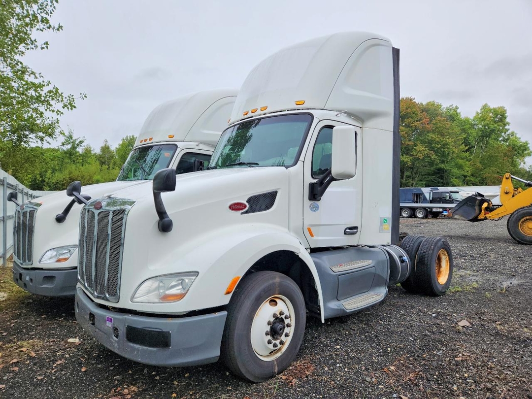 منظر 2016 PETERBILT 579 SEMI TRUCK، زاوية 1